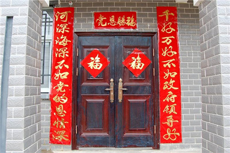 不管是建房还是过春节大门都需要立上对联,这样寓意着吉祥如意