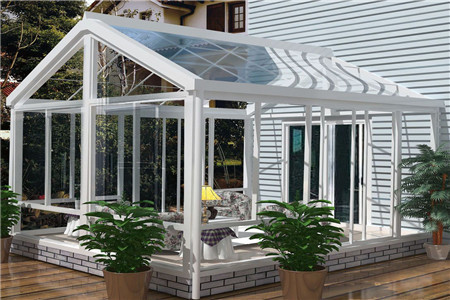 阳光房来说其实就是一种用玻璃制作而成的一个住宅空间,通体呈透明状