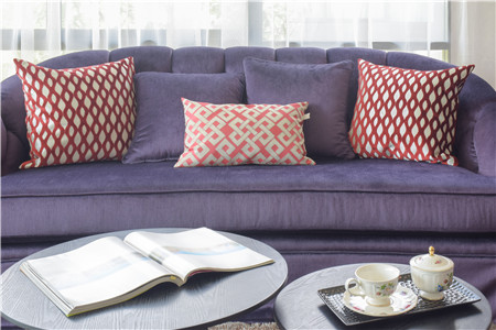 紫色沙发配什么颜色沙发垫好看?与窗帘搭配好色彩定会妙不可言