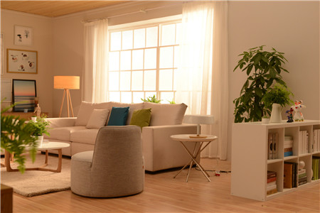 1,搭橡木色深色的地板与白色的家具搭配,可以使得整个房间看起来不